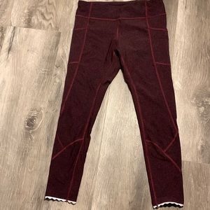 Maroon Lululemon compression leggings in size 8 (or 6) with multiple pockets.